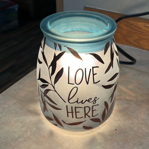 Scentsy Other - Love lives here, scentys warmer